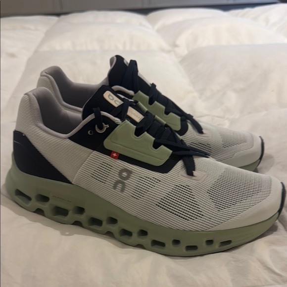 On Cloudstratus Running women’s Shoes - white, sage green and black. New - Picture 2 of 5